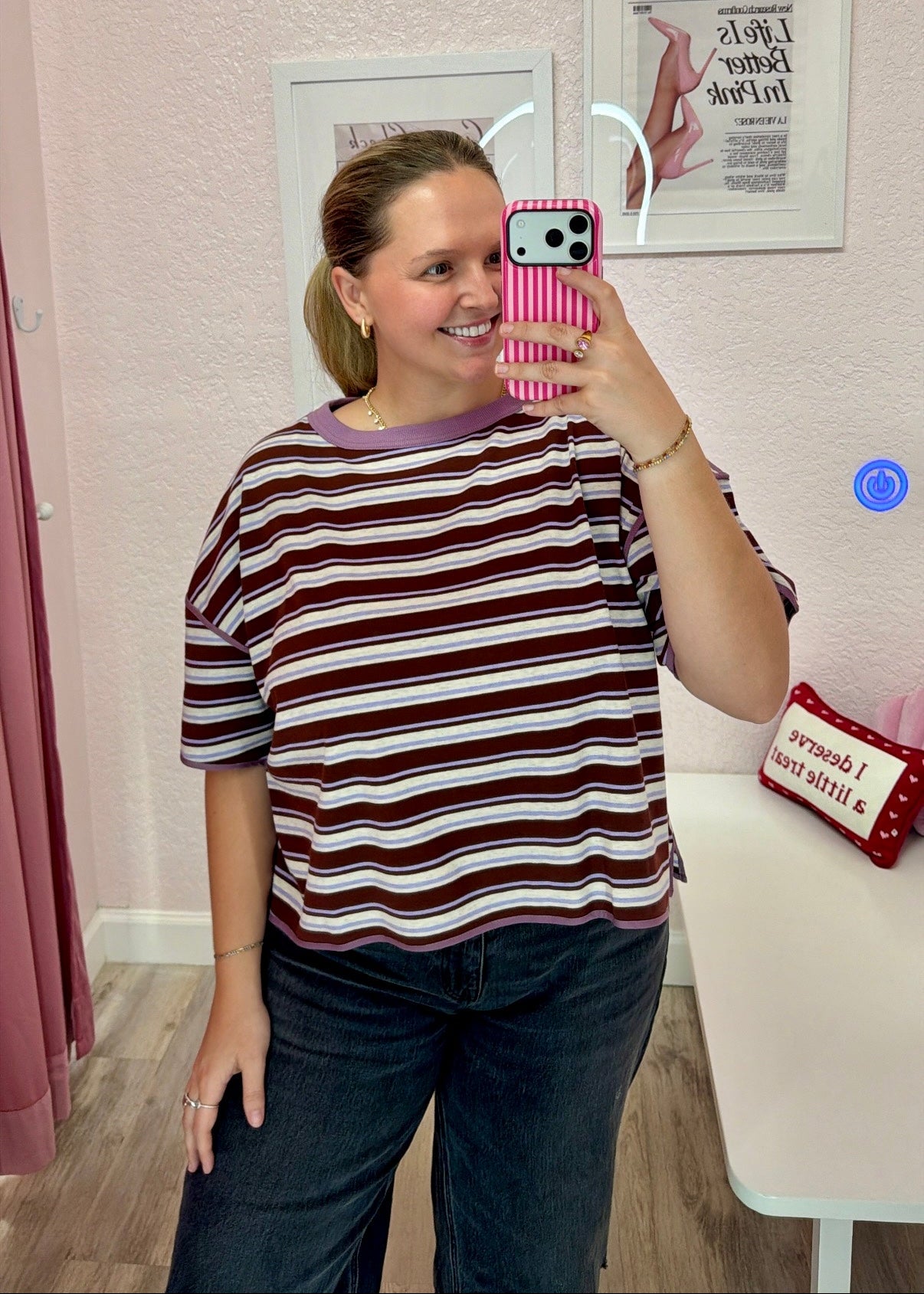 Woman wearing oversized striped cotton tee with dark wash jeans.